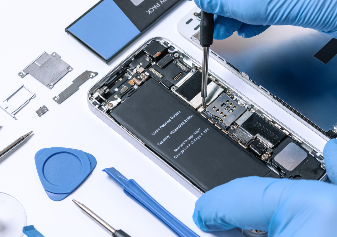 Technician carrying out a professional Apple device repair at TeknoTronik
